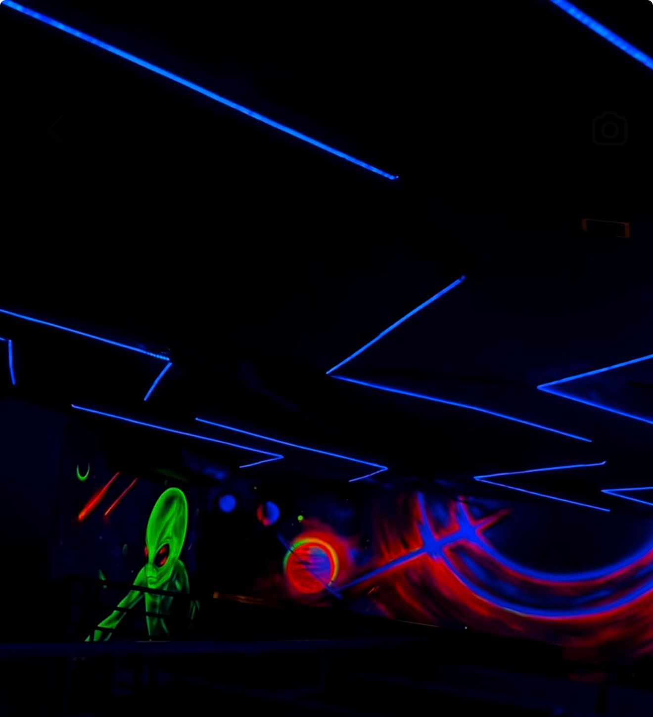Salão da Space com iluminação azul